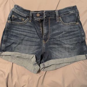 Hollister High Rise Short 3”. Size 27 waist.